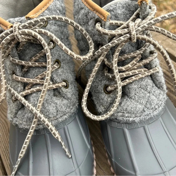 Magellan grey outdoor/rain/all weather duck shoes. Great condition!5 youth/woman - Picture 4 of 9
